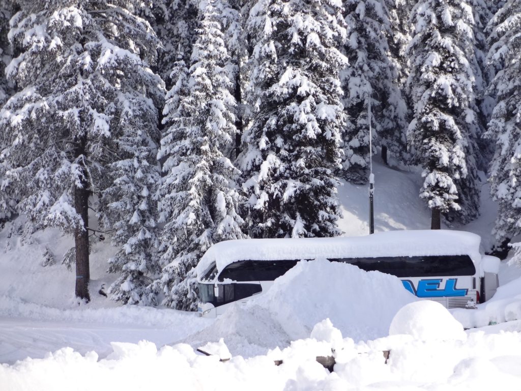 Winter-Reisen mit Edel Reisen, Rottenburg am Neckar, der Reisebus steht zugeschneit im Schnee hinter einem großen Schneehaufen