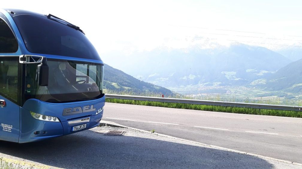 Reisen mit Edel Reisen, Rottenburg am Neckar, in den Alpen, Bus von Edel Reisen bei Rast vor Panoramablick ins ein Alpental