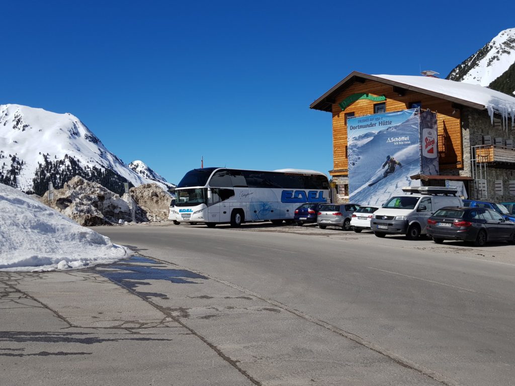Kühtai, Tirol, Austria. Parkender Reisebus von Edel Reisen aus Rottenburg vor einer Unterkunft.