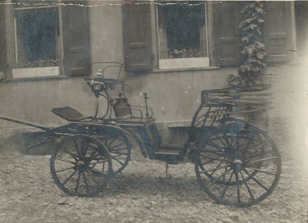 Sehr altes, historisches Foto mit einer Kutsche, relevant für: Busunternehmen, Reiseunternehmen, Autohaus Edel in Rottenburg am Neckar
